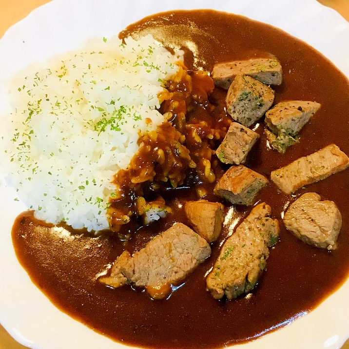 レトルトカレー●豚肉サイコロステーキ追加